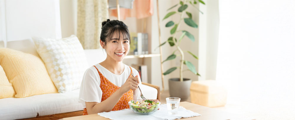 サラダを食べる女性